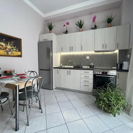 Port Apartment *